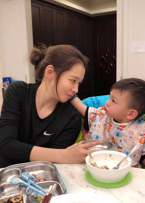 Từ Nhược Tuyên sinh con ở tuần 32. Vì quá yếu, cô đã phải nhịn tắm một tháng khi ở cữ.