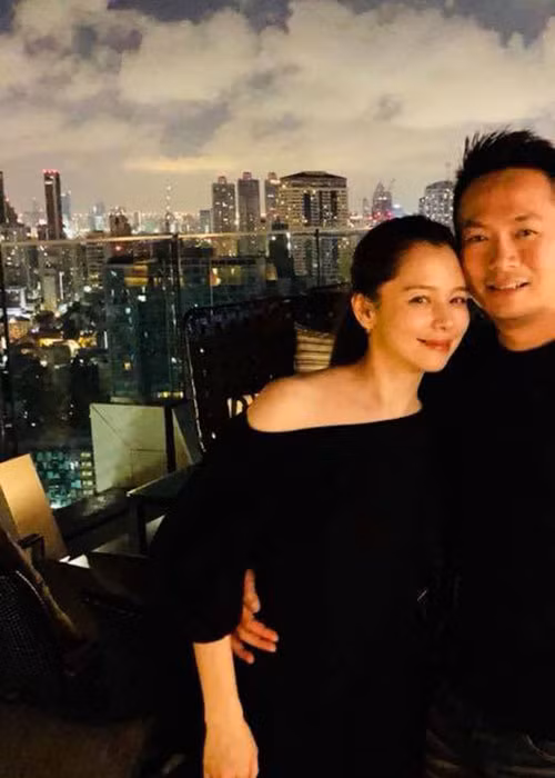 Kết hôn được 4 năm, có một con trai chung, vợ chồng Từ Nhược Tuyên vẫn mặn nồng như hồi mới yêu.