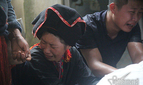 Người thân đau buồn trước linh cữu ông.