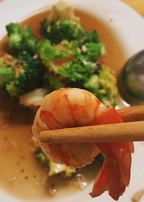 Tuy các món ăn ở Ngò Rí không quá cầu kỳ về mặt trang trí, đôi lúc còn hơi... thiếu hấp dẫn, thế nhưng bù lại hương vị các món Thái ở đây như pad Thai, cà ri đỏ, cà ri xanh, tom yum... rất đáng để bạn thưởng thức. Địa chỉ: 16 Bùi Viện, quận 1. Ảnh: Khanh Nguyen, Thai Huynh.