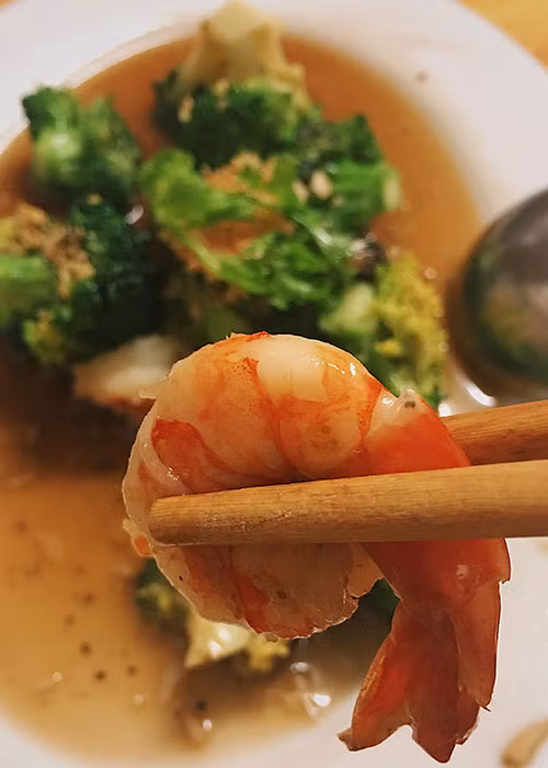 Tuy các món ăn ở Ngò Rí không quá cầu kỳ về mặt trang trí, đôi lúc còn hơi... thiếu hấp dẫn, thế nhưng bù lại hương vị các món Thái ở đây như pad Thai, cà ri đỏ, cà ri xanh, tom yum... rất đáng để bạn thưởng thức. Địa chỉ: 16 Bùi Viện, quận 1. Ảnh: Khanh Nguyen, Thai Huynh.