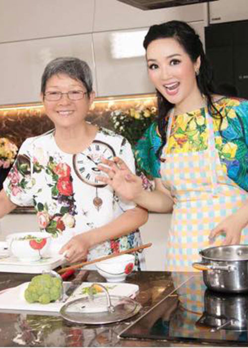 Giáng My tâm sự về mẹ ruột: “Làm bất cứ công việc gì thì mẹ cũng vẫn luôn là người ủng hộ nhiệt tình nhất. Bằng chứng là vừa nấu xong, mẹ vào hưởng ứng xin một bát ngay. Làm gì cũng có mẹ bên cạnh. Yêu mẹ nhất trên đời, chỉ mong lúc nào mẹ cũng cười tươi thế này”.