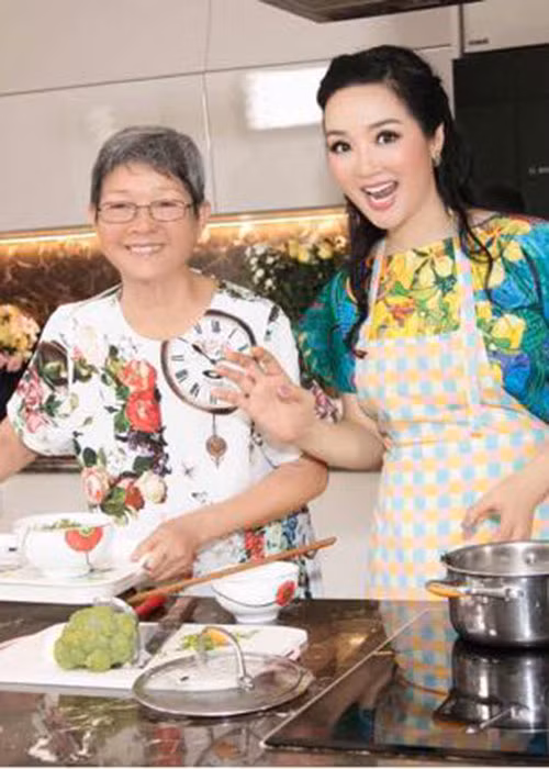 Giáng My tâm sự về mẹ ruột: “Làm bất cứ công việc gì thì mẹ cũng vẫn luôn là người ủng hộ nhiệt tình nhất. Bằng chứng là vừa nấu xong, mẹ vào hưởng ứng xin một bát ngay. Làm gì cũng có mẹ bên cạnh. Yêu mẹ nhất trên đời, chỉ mong lúc nào mẹ cũng cười tươi thế này”.