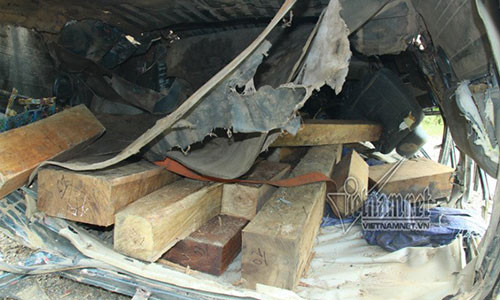 Chiếc xe bị lật chở cả chục phách gỗ xẻ hộp không có dấu búa kiểm lâm.