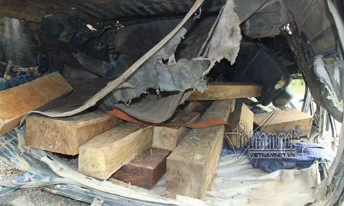 Chiếc xe bị lật chở cả chục phách gỗ xẻ hộp không có dấu búa kiểm lâm.