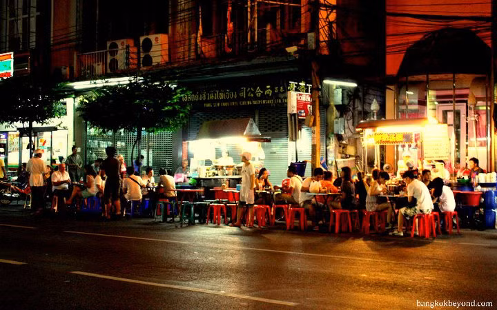 Còn những cô nàng tinh nghịch có thể rất thích những quán ăn vỉa hè, vừa ăn vừa ngắm phố lúc lên đèn. Ảnh: Bangkok.