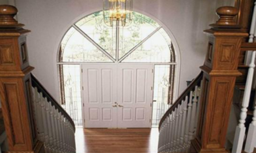 Cửa chính không nên đối diện với cầu thang, cửa nhà kho, đường hầm...của nhà khác. Khi đó, chủ nhà có cảm giác bị soi mói, bí mật trong nhà không được đảm bảo. Ảnh: Fengshui.