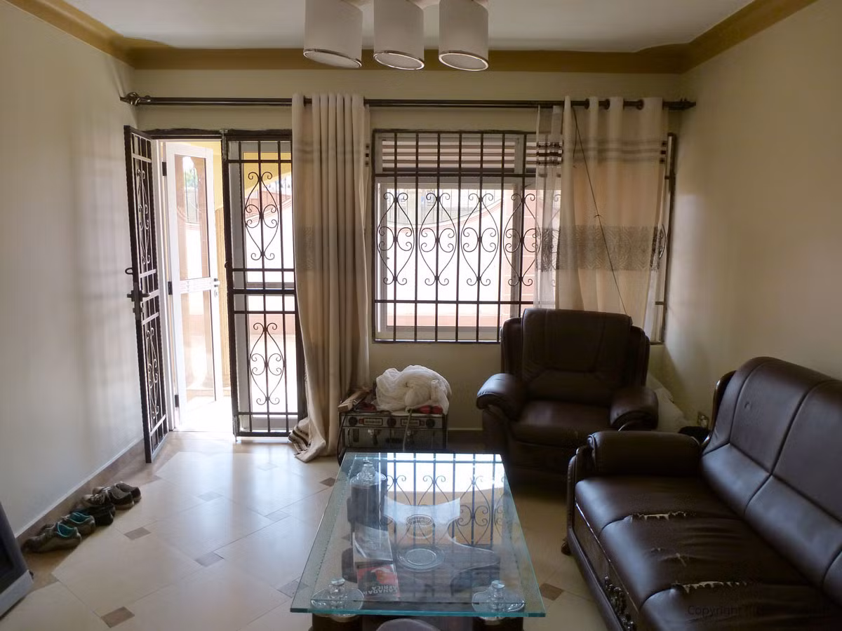 Hơn thế, người ra vào tấp nập tạo ra âm thanh tạp, ảnh hưởng tới sức khỏe của các thành viên trong nhà. Ảnh: Wordpress.