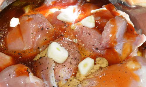 Ướp sẵn thực phẩm cho các món kho, hầm từ tối hôm trước là cách giúp bạn không phải mất thời gian chờ thực phẩm ngấm. Ảnh: Wiki.