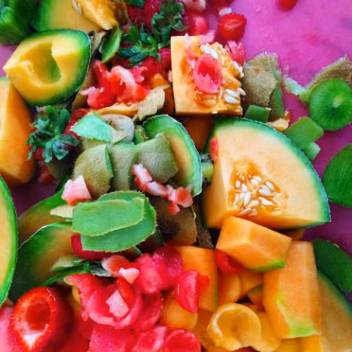 Chuẩn bị sẵn một bát đựng rác trong quá trình nấu để tránh mất thời gian di chuyển để vứt rác. Ảnh: Goodhousekeeping.