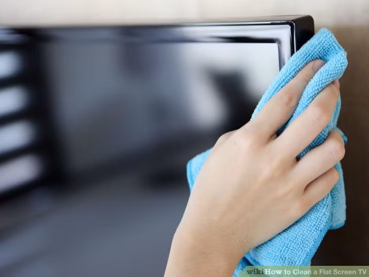 Lau màn hình ti vi khi còn đang hoạt động dễ gây chập điện, cháy nổ, thậm chí gây chết người. Ngoài ra bạn nên dùng miếng vải mềm để làm khô mọi góc lau sạch màn hình vì ti vi ẩm dễ bị chập cháy. Ảnh: Wiki.