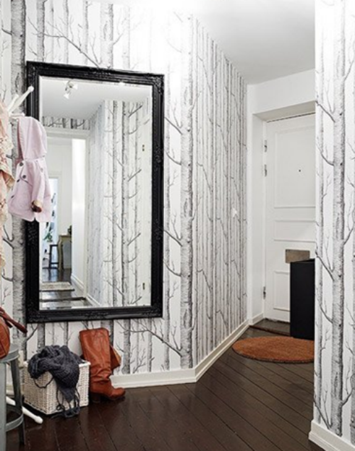 Đặt gương ở ngay cửa chính có thể thuận tiện cho mục đích sử dụng nhưng lại là điều cấm kỵ trong phong thủy. Tính phản xạ của gương sẽ tạo "cửa đối cửa", dẫn đến hiện tượng bất hòa, mẫu thuẫn giữa vợ chồng. Ảnh: Fengshui.