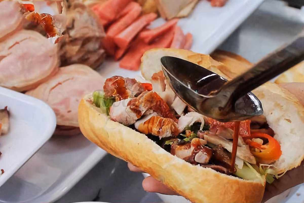 Một chuyến food tour TP HCM không chỉ là hành trình no bụng mà còn là dịp “thưởng” vị, “thưởng” sắc, “thưởng” cả không khí náo nhiệt đặc trưng của thành phố này. Dưới đây là một số món ăn nhất định phải thử khi đến Sài Gòn: