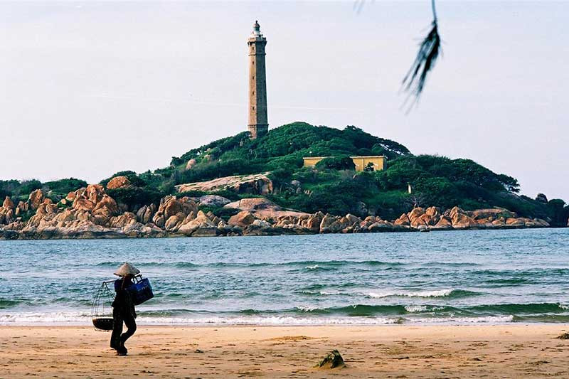 Nằm ở xã Hàm Minh, huyện Hàm Thuận Nam, tỉnh Bình Thuận, ngọn hải đăng Mũi Kê Gà không chỉ là một công trình kỹ thuật quan trọng mà còn là một điểm đến hấp dẫn du khách nhờ vào vẻ đẹp thiên nhiên hoang sơ, yên bình. Ảnh Internet