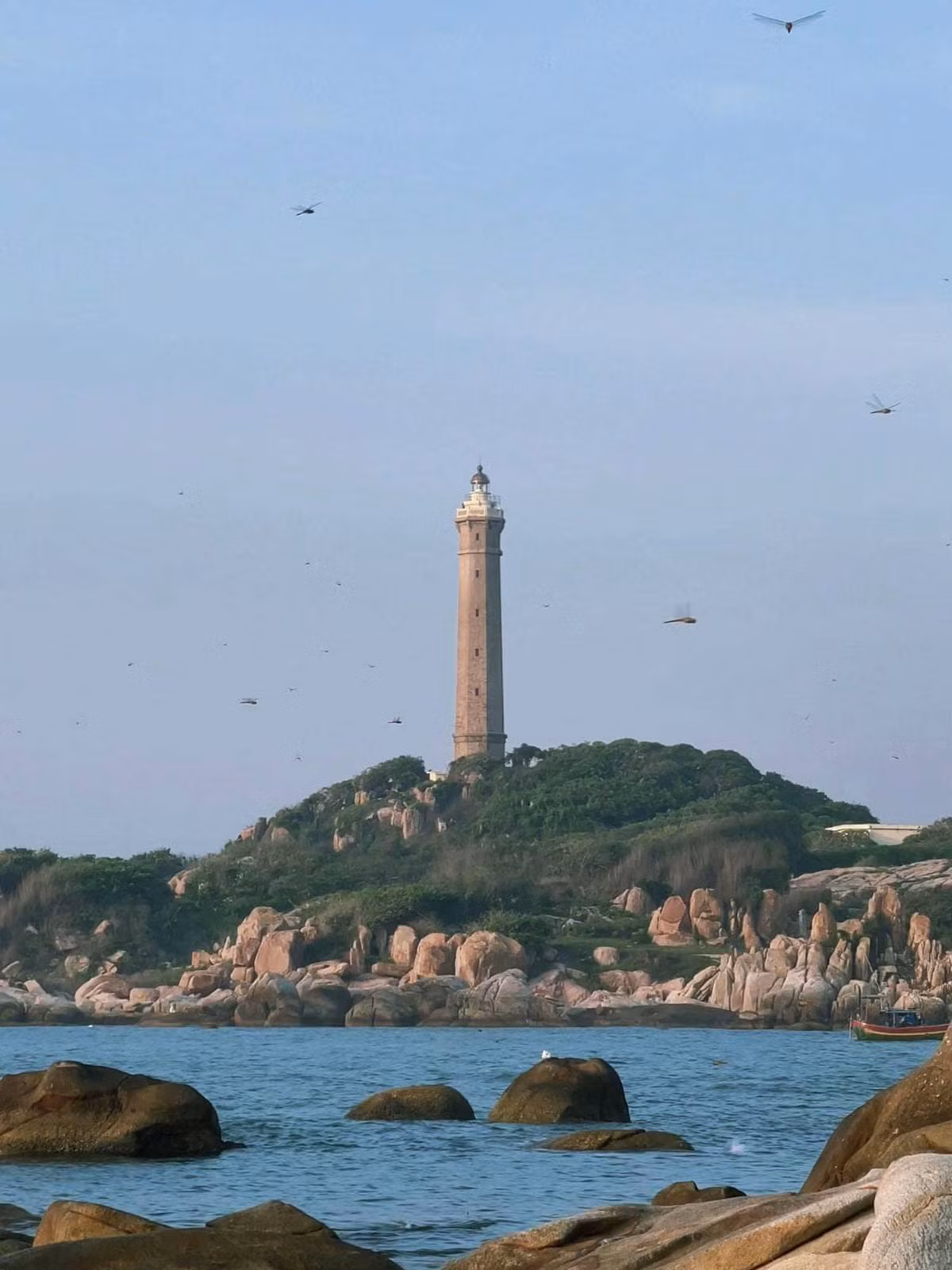 Đặc biệt, ánh sáng vào buổi sáng sớm và chiều muộn càng làm tăng thêm vẻ đẹp huyền bí của ngọn hải đăng, khiến cho mọi bức ảnh trở nên rực rỡ và sống động. Ảnh 43kg.hh