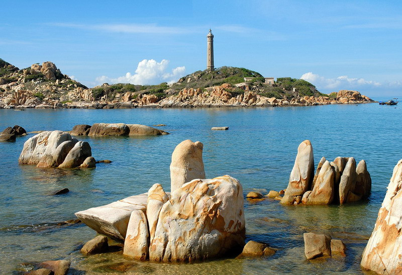 Một trong những yếu tố làm nên vẻ đẹp độc đáo của Hải đăng Kê Gà chính là vị trí địa lý của nó. Được xây dựng trên một mỏm đá nhô ra biển, cách bờ khoảng 500m, Hải đăng Kê Gà đứng sừng sững giữa làn nước trong xanh như một chứng nhân lịch sử vững chãi. Ảnh Internet Ảnh Internet
