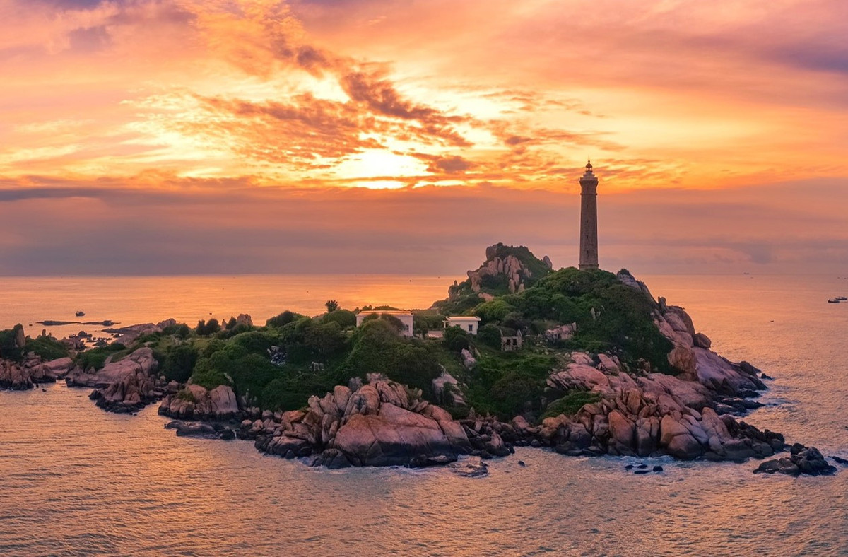 Được mệnh danh là "ngọn hải đăng cổ nhất Việt Nam", Hải đăng Mũi Kê Gà mang trong mình vẻ đẹp lịch sử lâu dài cùng sự kỳ vĩ của một công trình xây dựng nằm giữa biển khơi bao la. Ảnh Internet