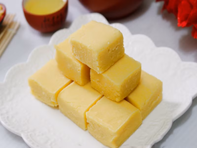 Nhắc đến Hải Dương là không thể không nhắc đến bánh đậu xanh – món quà nổi tiếng khắp mọi miền đất nước. Bánh được làm từ đậu xanh nghiền mịn, trộn đường, dầu thực vật và ép khuôn cẩn thận. Vị ngọt thanh, mềm tan trong miệng cùng hương thơm nhẹ khiến bánh đậu xanh trở thành món quà ý nghĩa cho du khách gần xa. Ảnh Internet