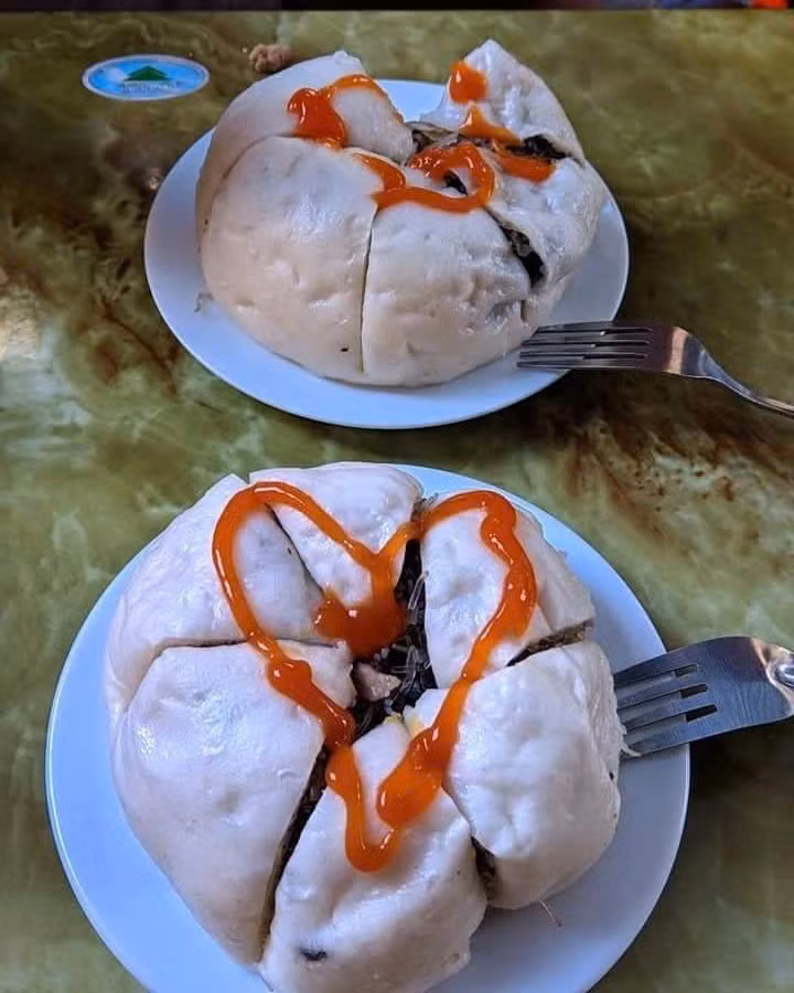 Thêm một lựa chọn cho du khách khi ghé Hải Dương - món bánh bao khổng lồ nổi tiếng bởi kích thước gấp đôi thông thường và hương vị “nhà làm” ấn tượng. Bên ngoài, lớp vỏ bánh mỏng nhưng mềm xốp ôm trọn phần nhân đầy đặn với 1/4 quả trứng gà, miến dong, thịt nạc băm và mộc nhĩ giòn sần sật. Ảnh Internet