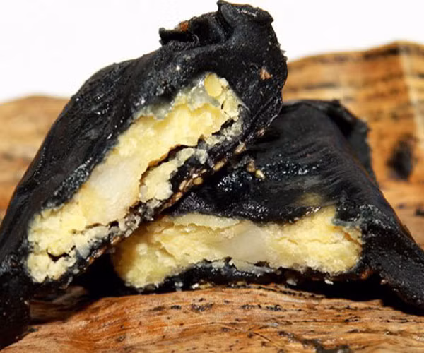 Chiếc bánh gai nhỏ nhắn nhưng gói trọn tinh túy của ẩm thực miền Bắc. Vỏ bánh đen óng làm từ bột nếp trộn lá gai, nhân bên trong là đậu xanh, dừa nạo, mỡ đường... Bánh mềm, dẻo, thơm bùi là món ăn gắn với tuổi thơ và là đặc sản được du khách yêu thích mang về sau mỗi chuyến đi. Ảnh Internet