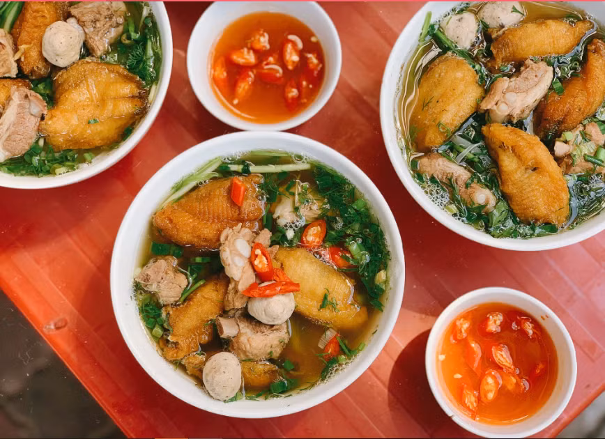 Bún cá rô là món ăn quen thuộc với người Hải Dương. Cá rô được làm sạch, rút xương tỉ mỉ rồi chiên vàng giòn. Phần nước dùng được ninh từ xương cá, thêm chút dọc mùng, rau cải xanh tạo nên hương vị ngọt thanh, đậm đà khó quên. Mỗi sáng, ghé vào một quán ven đường, thưởng thức bát bún nóng hổi sẽ là khởi đầu đầy năng lượng cho chuyến đi. Ảnh Internet