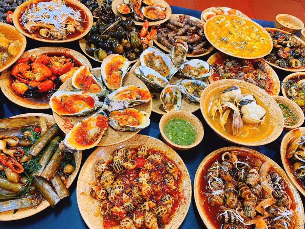 Dưới đây là những món đặc sản “gây nghiện” mà du khách nhất định phải thử khi đến nơi được mệnh danh là “viên ngọc xanh” của miền Trung.