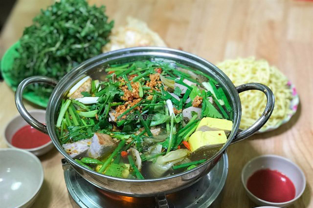 Lẩu cháo cá chẽm cũng là đặc sản Vinh Hy ngon khó cưỡng. Cá chẽm nổi tiếng với thịt ngọt, dai, béo ngậy. Cá chẽm Vĩnh Hy có thể chế biến thành nhiều món ngon như: lẩu cá cháo, cá hấp, cá nướng muối ớt,...