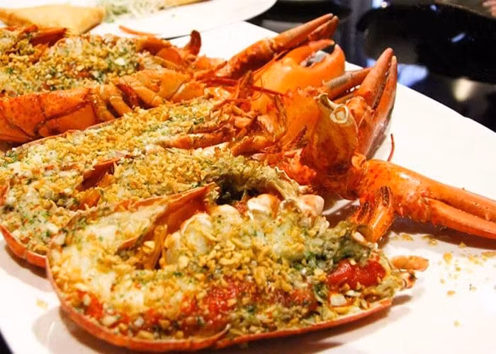 Tôm hùm ở Vĩnh Hy là một món “sang chảnh” nhưng lại có giá rất dễ chịu so với nhiều nơi khác. Nuôi trong môi trường nước sạch tự nhiên, tôm hùm nơi đây chắc thịt, ngọt lịm, chỉ cần hấp hoặc nướng muối ớt là đủ làm nên một bữa tiệc đáng nhớ giữa biển khơi.