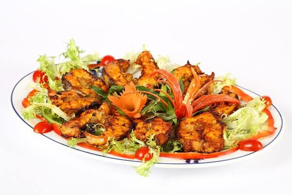 Đừng quên thưởng thức món cá chình nướng – món ăn dành cho dân sành ăn thực thụ. Thịt cá chình săn chắc, tẩm ướp vừa miệng rồi nướng trên lửa than đỏ rực, thơm lừng, ăn kèm bánh tráng, rau sống và mắm nêm cay nồng, ngon đến mức “không có lối thoát”.