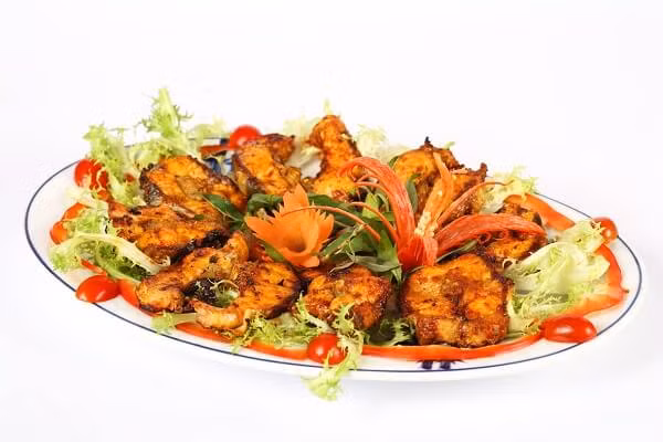 Đừng quên thưởng thức món cá chình nướng – món ăn dành cho dân sành ăn thực thụ. Thịt cá chình săn chắc, tẩm ướp vừa miệng rồi nướng trên lửa than đỏ rực, thơm lừng, ăn kèm bánh tráng, rau sống và mắm nêm cay nồng, ngon đến mức “không có lối thoát”.