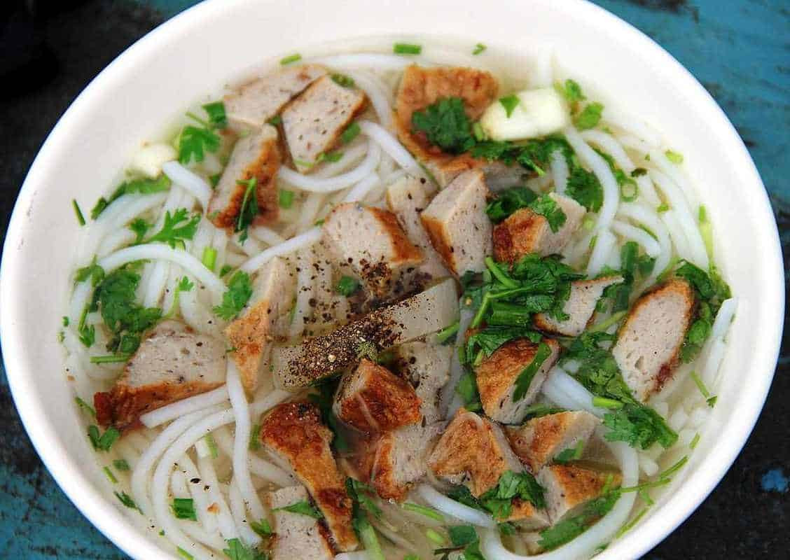 Bánh canh chả cá là món ăn bình dị nhưng lại mang hương vị đặc trưng của Vĩnh Hy. Bánh canh dai dai, nước dùng ngọt thanh từ xương cá, chả cá thơm ngon, ăn kèm với rau sống, ớt băm và hành phi.