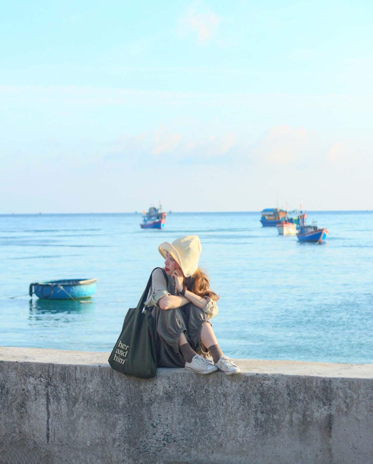 Cà Ná chào đón du khách bằng những bãi cát trắng mịn trải dài, ôm lấy làn nước biển xanh trong vắt.