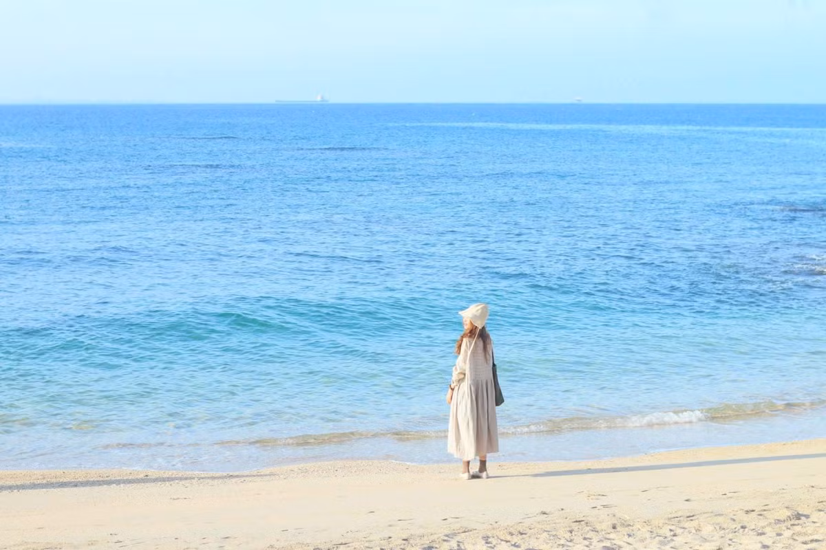 Nằm nép mình bên bờ biển xanh biếc, làng chài Cà Ná được ví như "hòn ngọc xanh" của Ninh Thuận. Nơi đây không chỉ mang vẻ đẹp hoang sơ, bình dị mà còn lưu giữ nét văn hóa đặc trưng của một làng chài truyền thống.