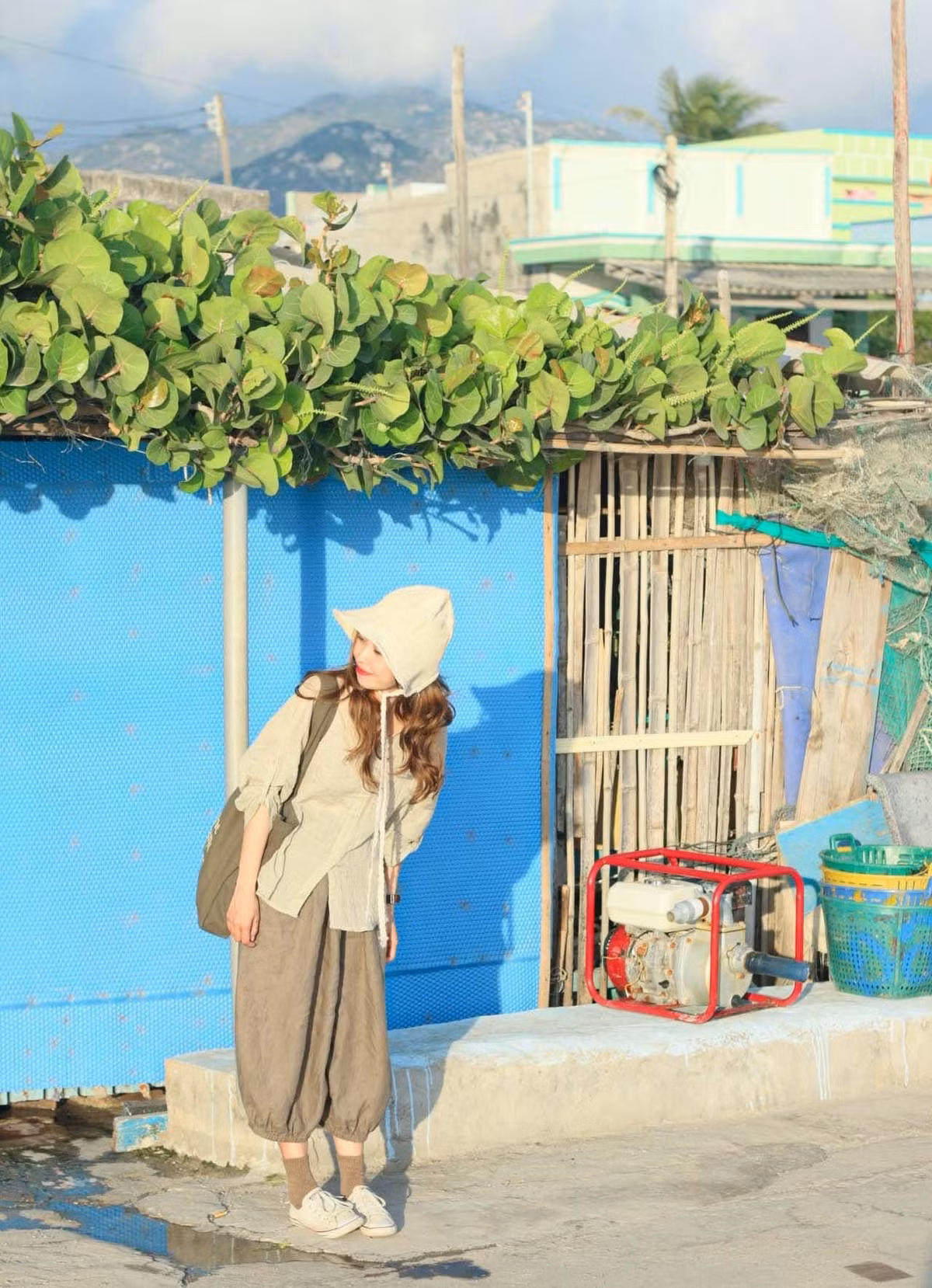 Khi đặt chân đến Cà Ná, du khách không chỉ được chiêm ngưỡng cảnh sắc thiên nhiên tuyệt đẹp mà còn có cơ hội cảm nhận nhịp sống bình yên của người dân miền biển.