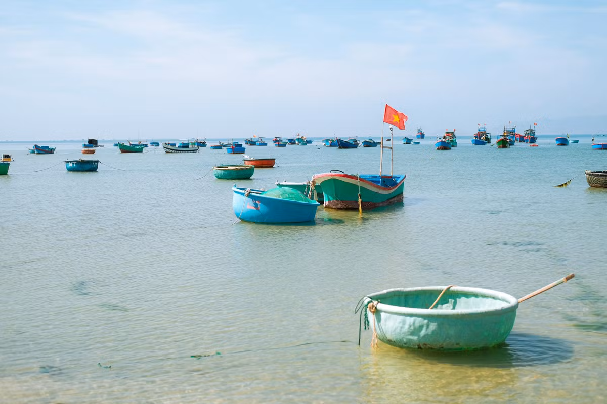 Không chỉ là nơi mưu sinh, làng chài Mỹ Hiệp còn gìn giữ những nét văn hóa biển đặc trưng như lễ hội Cầu Ngư, tập tục thờ cá Ông. Mỗi dịp lễ, người dân cùng nhau tổ chức nghi lễ trang trọng, gửi gắm lòng thành vào biển cả, cầu mong trời yên biển lặng và mùa cá bội thu. Ảnh Hải Trình