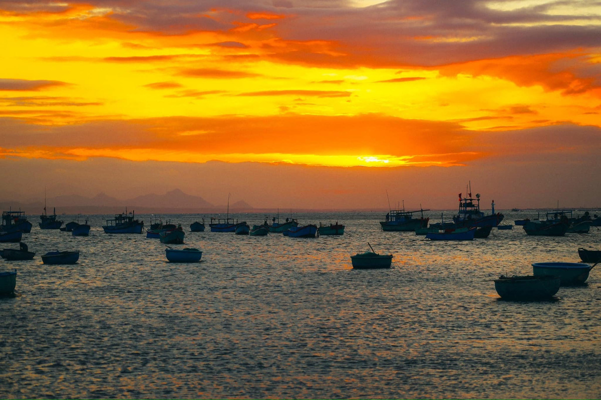 Nép mình bên bờ biển Tuy An (Phú Yên), làng chài Mỹ Hiệp như một nét chấm phá thanh bình giữa bức tranh miền biển nắng gió. Ảnh Minh Hien Nguyen