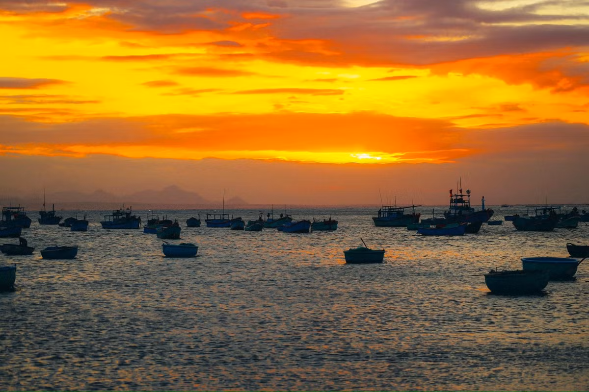 Nép mình bên bờ biển Tuy An (Phú Yên), làng chài Mỹ Hiệp như một nét chấm phá thanh bình giữa bức tranh miền biển nắng gió. Ảnh Minh Hien Nguyen