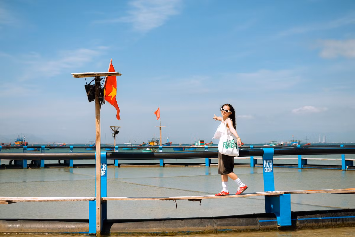 Không hào nhoáng, không sôi động, nơi đây mang đến cho du khách cảm giác an yên từ những điều mộc mạc nhất – biển xanh, cát trắng, nụ cười hiền hậu và nhịp sống yên ả của người dân miền biển. Ảnh Hải Trình