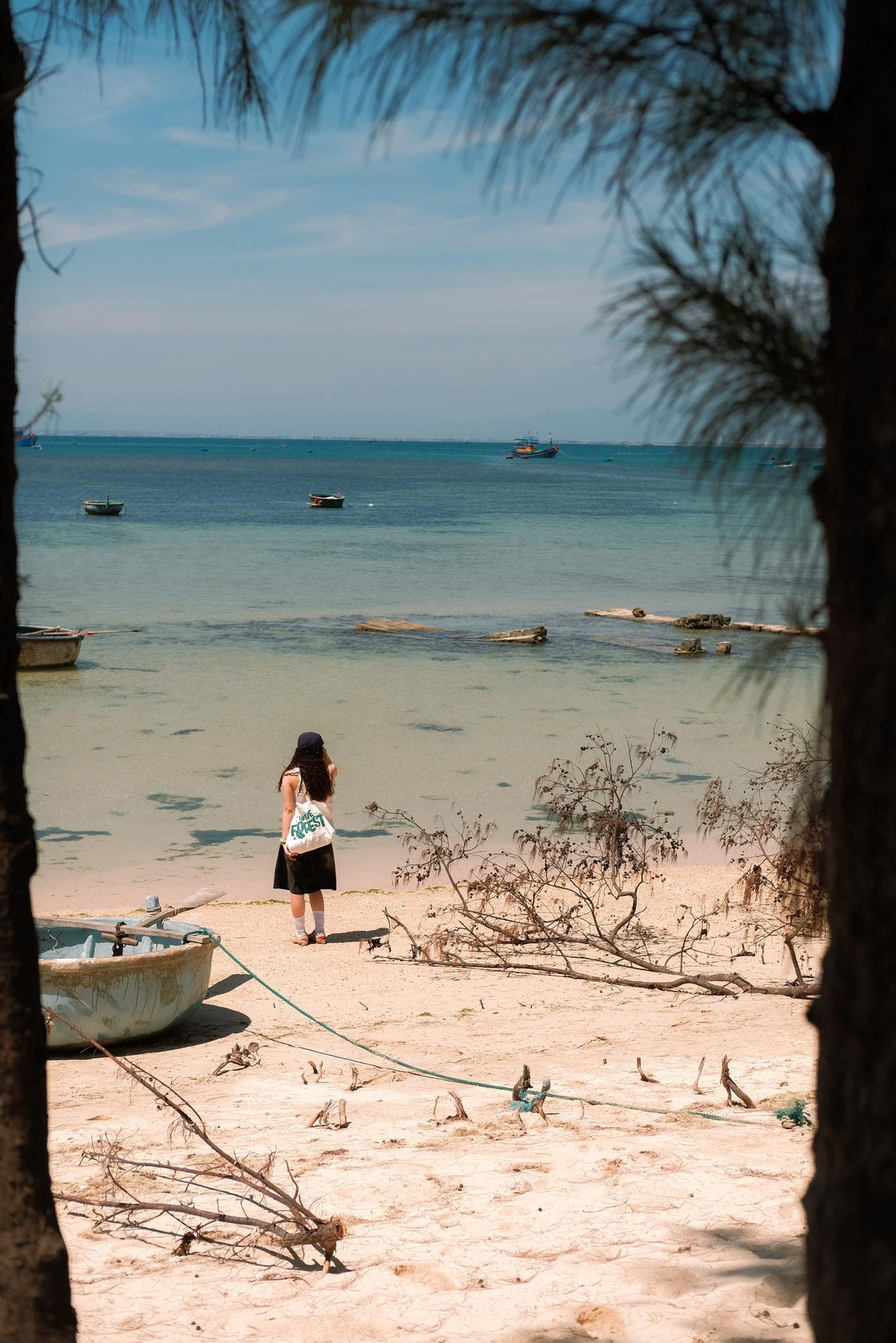 Không resort sang trọng, không dịch vụ rầm rộ, chỉ có biển xanh, gió mát, cá tươi và tình người nồng hậu – đủ để xoa dịu mọi mỏi mệt trong tâm hồn. Ảnh Hải Trình