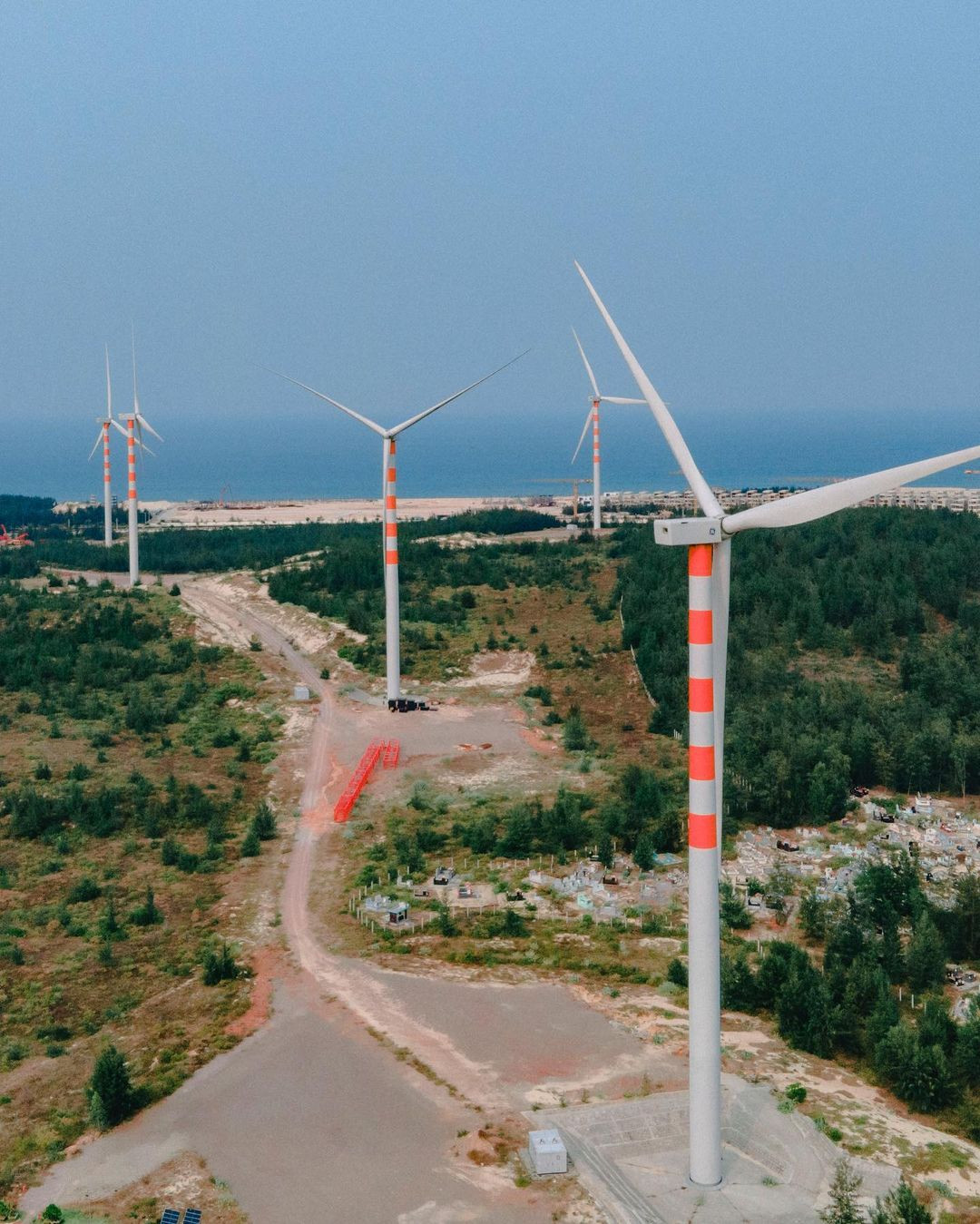 Từ trên cao nhìn xuống, toàn cảnh cánh đồng như một bức tranh hiện đại – mạnh mẽ, phóng khoáng mà vẫn nên thơ. Đây cũng là lý do khiến nơi này được ví như một "Tây Bắc giữa lòng miền Trung" – hoang dại nhưng đầy sức sống. Ảnh Internet