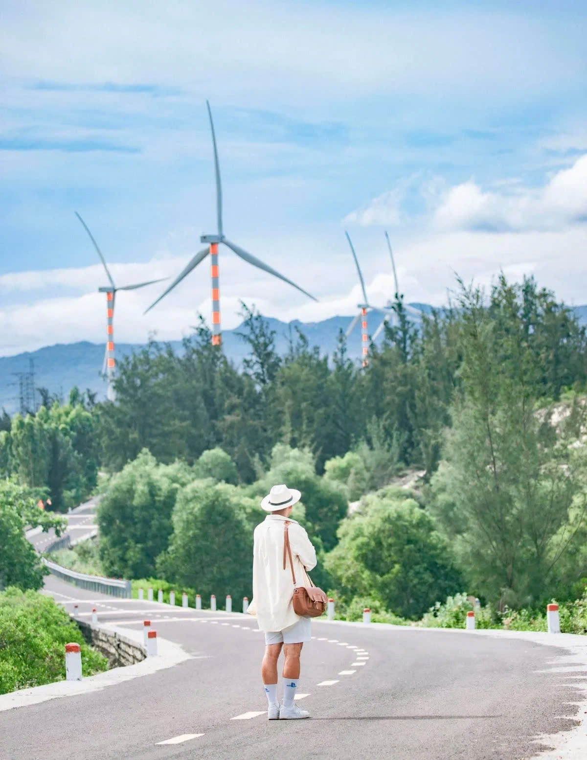 Khi đứng giữa những cánh quạt gió cao hàng chục mét, du khách sẽ cảm nhận được sự choáng ngợp của thiên nhiên và sự kỳ công của bàn tay con người. Ảnh Internet