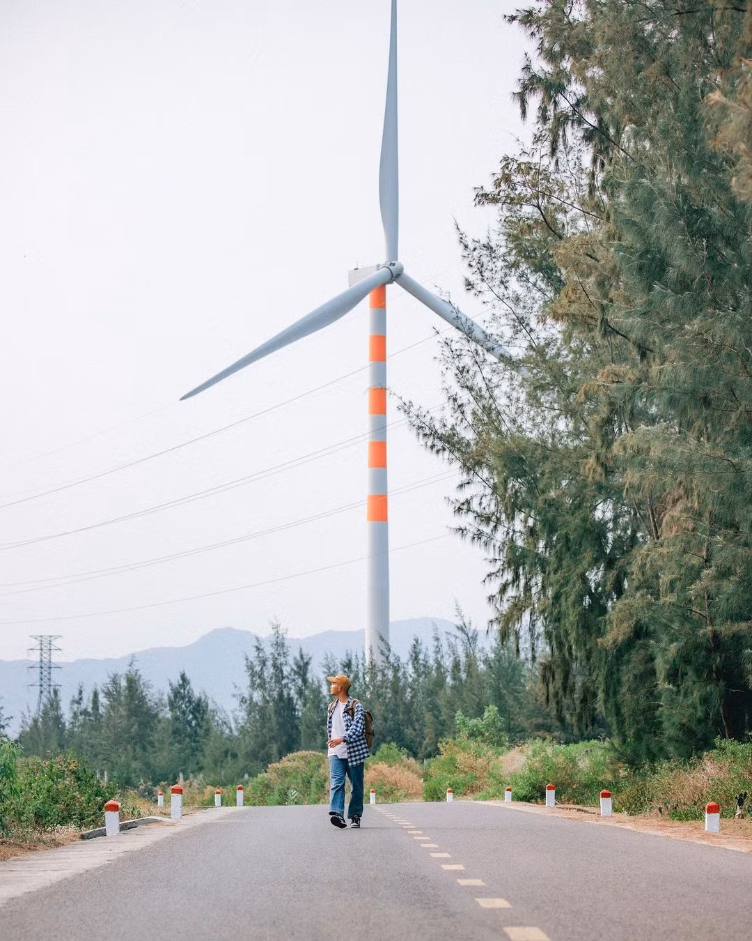 Không chỉ là điểm đến cho những người yêu thiên nhiên, cánh đồng điện gió Phương Mai còn thu hút giới trẻ, nhiếp ảnh gia và các tín đồ du lịch nhờ khung cảnh độc đáo, khác biệt. Ảnh Internet