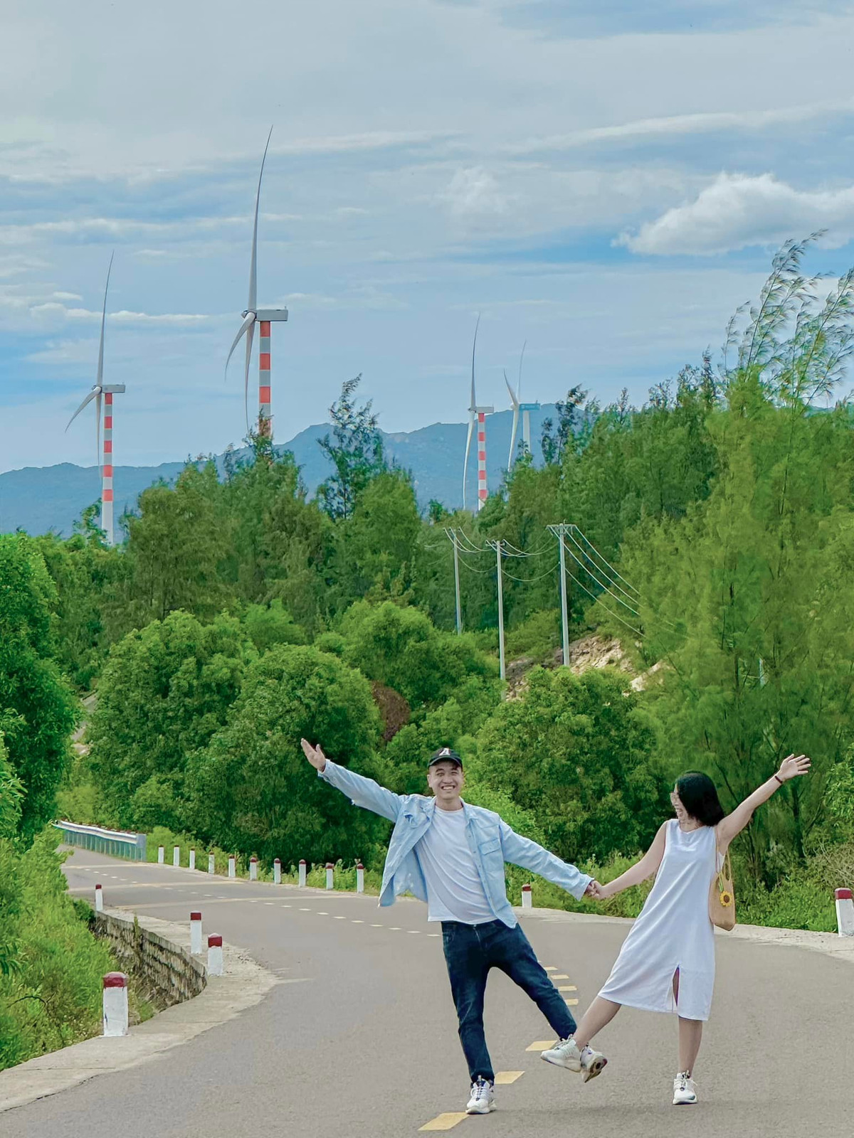 Con đường xuyên qua khu điện gió dẫn tới những góc chụp độc đáo, nơi du khách có thể bắt trọn cảnh tượng trụ tuabin vươn mình giữa nền trời và thảm thực vật khô cằn mang chất điện ảnh. Ảnh Internet