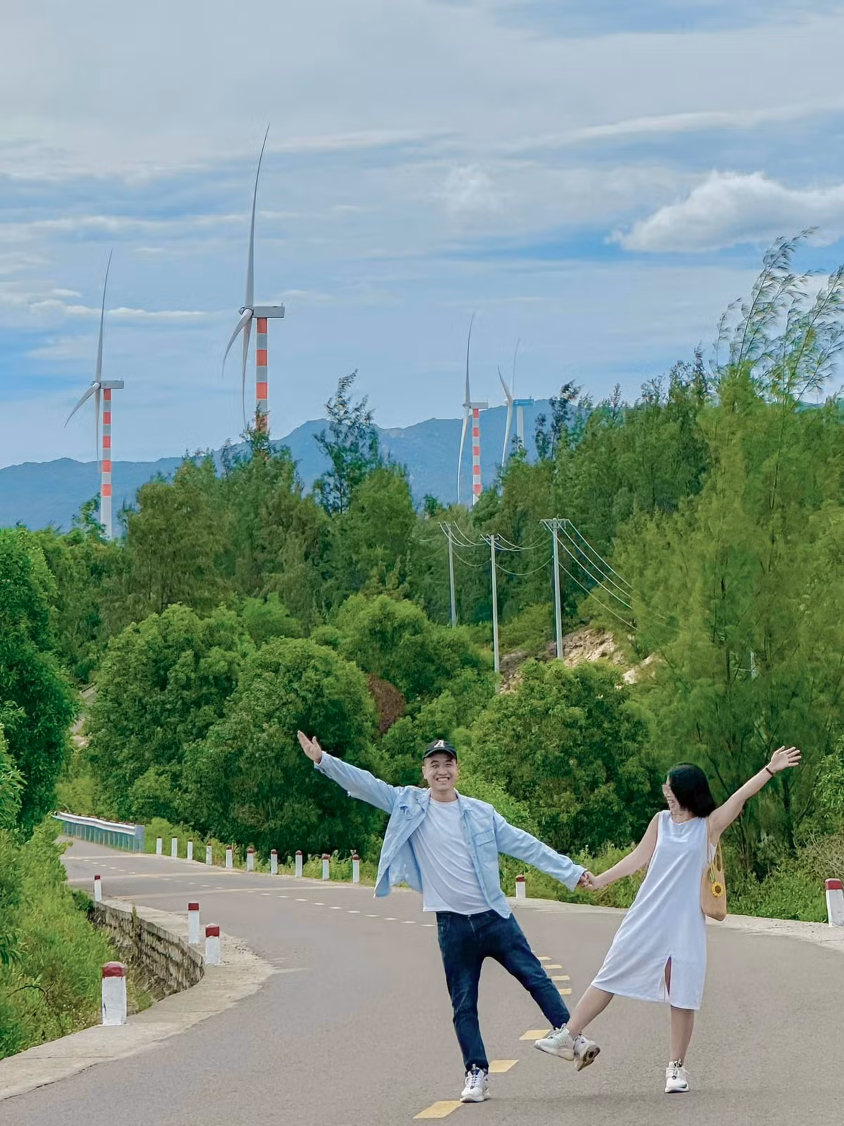 Con đường xuyên qua khu điện gió dẫn tới những góc chụp độc đáo, nơi du khách có thể bắt trọn cảnh tượng trụ tuabin vươn mình giữa nền trời và thảm thực vật khô cằn mang chất điện ảnh. Ảnh Internet