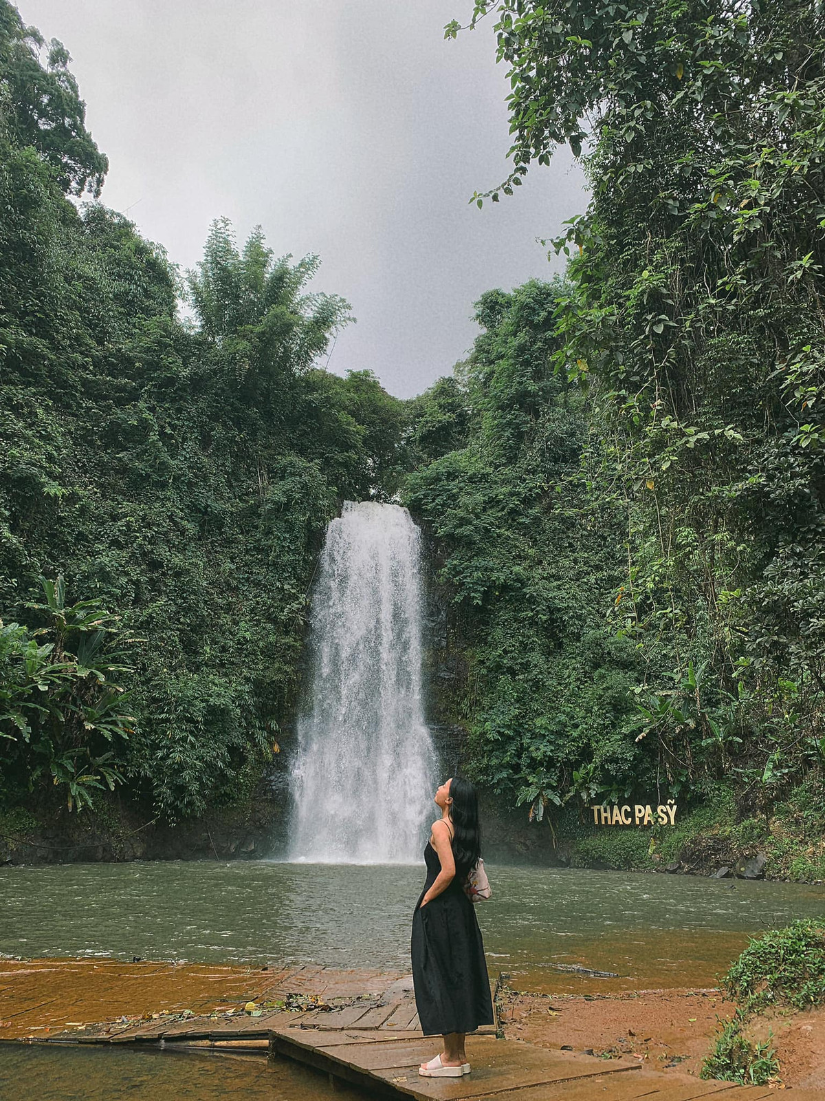 Ẩn mình trong rừng thông rì rào, thác Pa Sỹ đổ nước trắng xóa từ độ cao gần 50m, tạo nên bức tranh thiên nhiên sống động. Không gian quanh thác được đầu tư bài bản với đường mòn xuyên rừng, tượng gỗ dân tộc và khu sinh thái hoang dã, rất thích hợp cho những ai mê khám phá và yêu thiên nhiên. Ảnh Hoon Mii