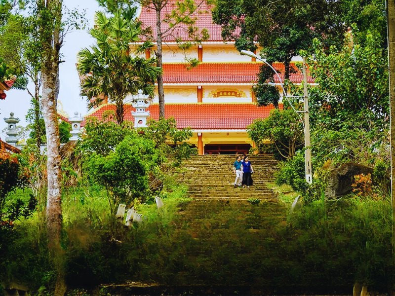 Chùa Khánh Lâm – Ngôi chùa giữa đại ngàn: Tọa lạc ở độ cao hơn 1.200m, nổi bật với kiến trúc Phật giáo truyền thống kết hợp với không gian núi rừng xanh ngát. Con đường dẫn vào chùa uốn lượn qua rừng thông, tạo nên trải nghiệm thư thái và bình an. Đây là điểm đến được nhiều du khách lựa chọn để chiêm bái và ngắm cảnh. Ảnh Internet