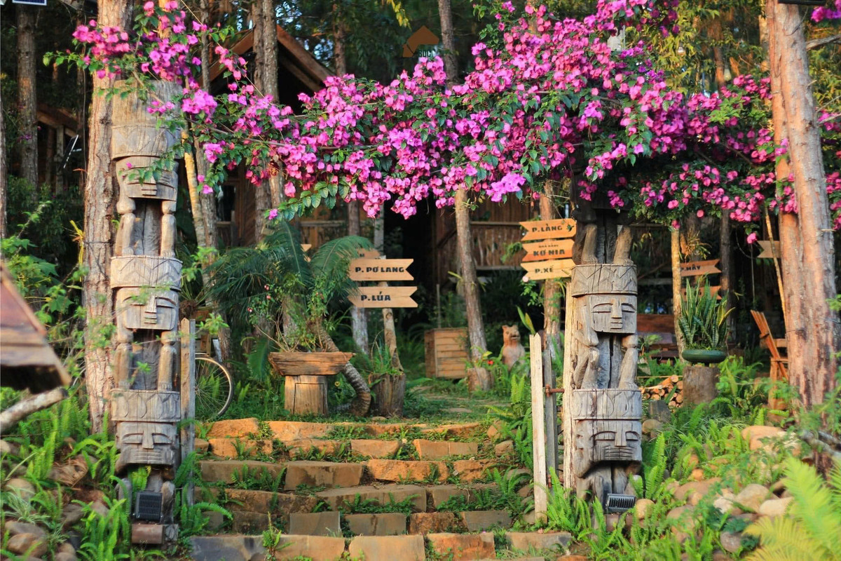 Nếu đã thăm khu du lịch thác Pa Sỹ, đừng quên ghé qua khu vườn tượng gỗ. Khu vườn nằm trên triền đồi với diện tích khoảng 1 ha. Đây là nơi trưng bày khoảng 100 tượng gỗ được tạo bởi 33 nghệ nhân. Những tượng gỗ ở đây có nhiều hình dáng đa dạng, từ đơn giản đến phức tạp. Tượng con vật, người lao động (như người đàn ông cầm rìu, phụ nữ giã gạo, bồng con, đi rẫy)... Điểm du lịch Măng Đen này chứa đựng nhiều nét độc đáo và được du khách yêu thích. Ảnh Internet