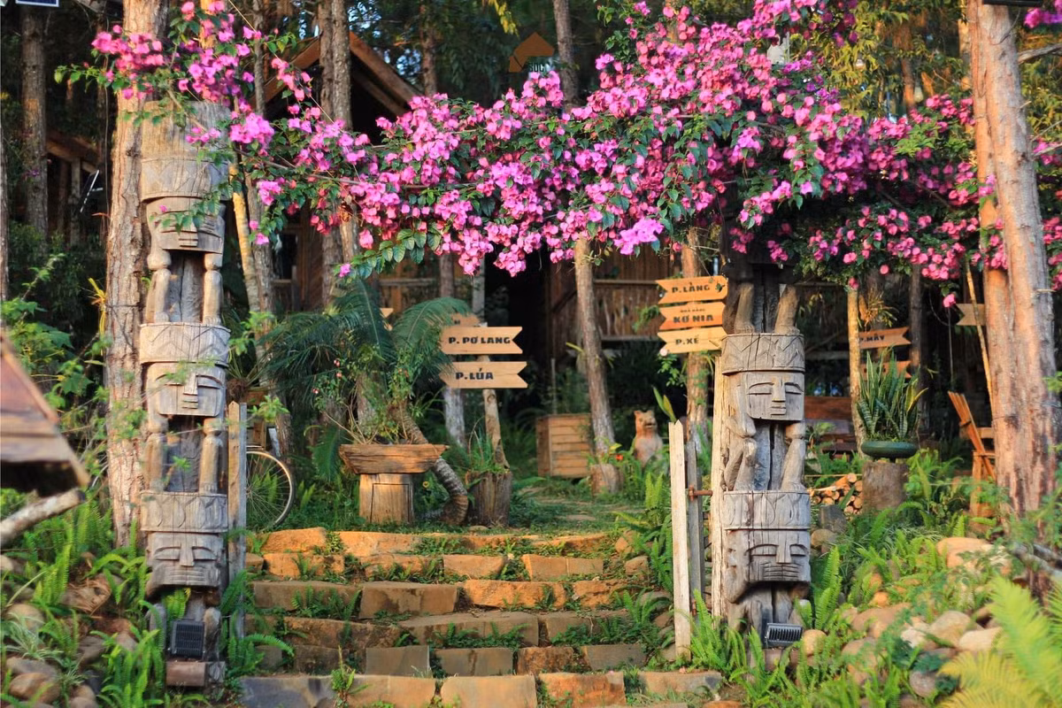 Nếu đã thăm khu du lịch thác Pa Sỹ, đừng quên ghé qua khu vườn tượng gỗ. Khu vườn nằm trên triền đồi với diện tích khoảng 1 ha. Đây là nơi trưng bày khoảng 100 tượng gỗ được tạo bởi 33 nghệ nhân. Những tượng gỗ ở đây có nhiều hình dáng đa dạng, từ đơn giản đến phức tạp. Tượng con vật, người lao động (như người đàn ông cầm rìu, phụ nữ giã gạo, bồng con, đi rẫy)... Điểm du lịch Măng Đen này chứa đựng nhiều nét độc đáo và được du khách yêu thích. Ảnh Internet