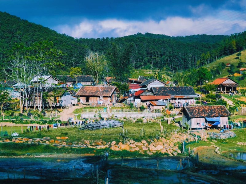 Ghé Kon Bring, du khách sẽ được tìm hiểu cuộc sống của người Ba Na bản địa, chiêm ngưỡng những ngôi nhà rông truyền thống và tham gia các hoạt động văn hóa đặc sắc như múa xoang, uống rượu cần hay đan lát thủ công. Ảnh Internet