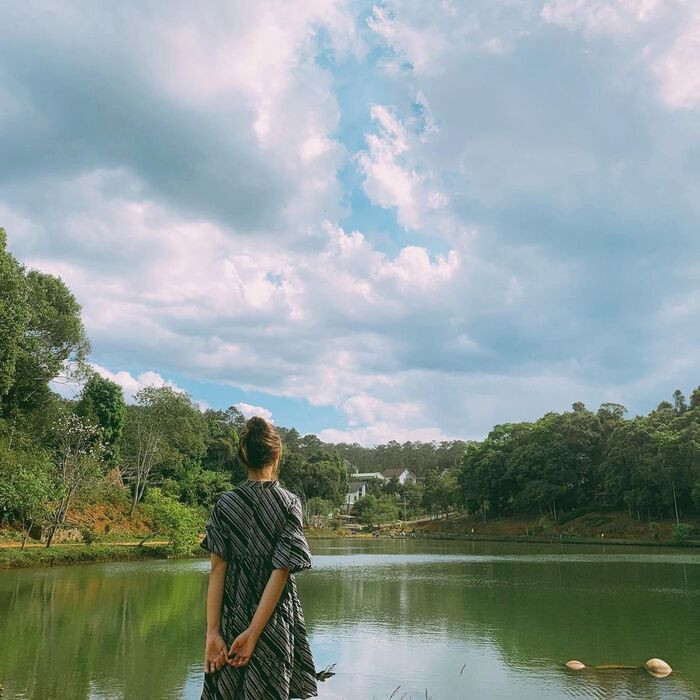 Là hồ nước nổi tiếng nhất ở Măng Đen, Đăk Ke đẹp quanh năm với mặt hồ tĩnh lặng phản chiếu bầu trời và rừng cây. Vào sáng sớm, hồ phủ sương mờ ảo – thời điểm lý tưởng để chụp ảnh, chèo thuyền hoặc chỉ đơn giản là thả hồn thư giãn. Ảnh Internet